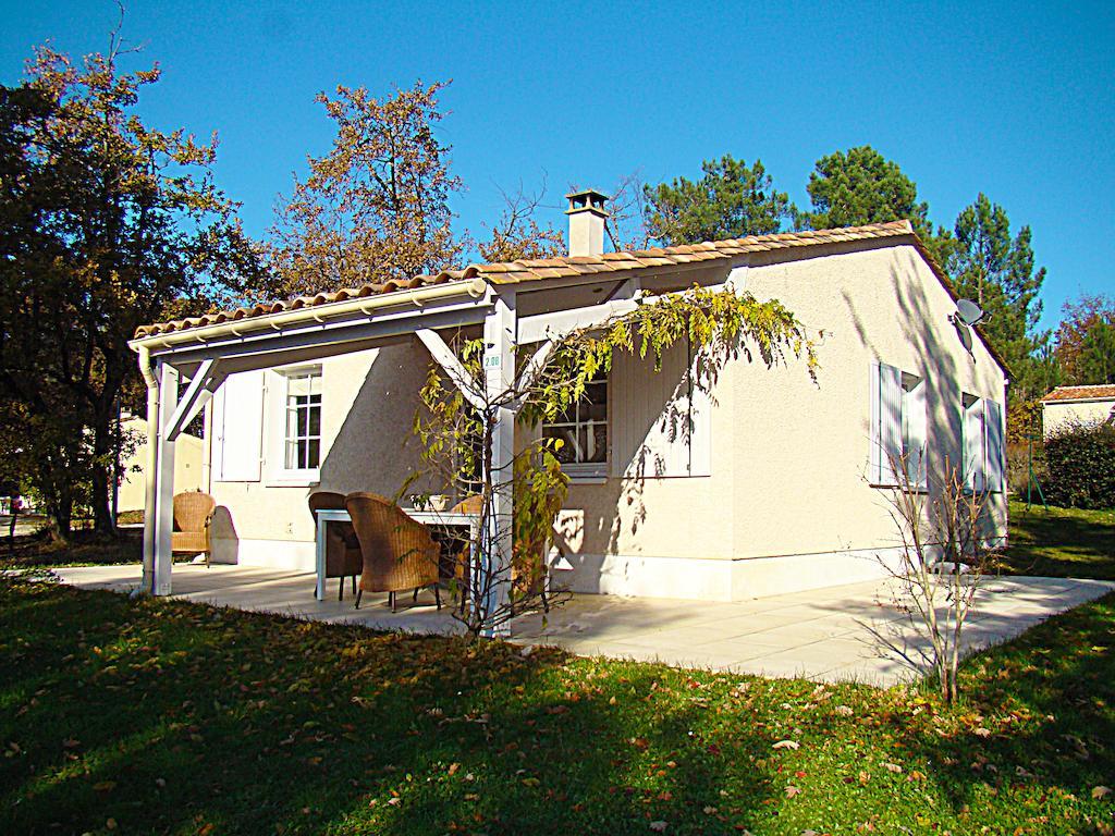 Etang Vallier Resort Brossac Rom bilde